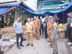 PJ. Bupati Asra Tinjau Harga Bahan Pokok di Pasar Pagi Kualasimpang