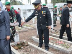 Jelang HUT RI Ke-79, Kapolres Aceh Tamiang Ziarah dan Tabur Bunga di Makam Pahlawan