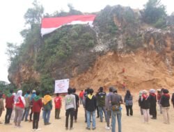 HUT RI Ke-79, Komunitas VRT Bentangkan Bendera Raksasa Di Puncak Tebing Palai