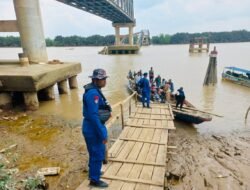 Pasca Jembatan Runtuh, Kapal Satpolairud Membantu Warga dan Anak Sekolah