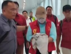 Kenakan Rompi Tahanan Kejati Kalteng UI Tiba di Bandara tjilik Riwut