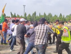 Gelar Simulasi Sispamkota” Serang Personel dan Water Cannon, Dua Massa Terkapar Tertembak