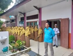 Ketua PWI Aceh Tamiang Beri Motivasi Saat Upacara di SMK Negeri 3 Karang Baru