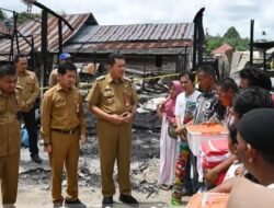 Pj. Bupati Kotawaringin Barat Monitoring Lokasi Kebakaran Rumah Warganya.