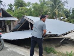 Angin Kencang Melanda Bireuen, Satu Sepeda Motor Tertimpa Tiang Listrik di Jalan Medan Banda Aceh