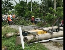 Akibat Angin Kencang Pohon dan Dua Tiang Kistrik Patah ke Badan Jalan Lintas.