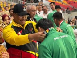 Pj Gubernur Safrizal Kalungkan Medali untuk Atlet Sepak Bola PON XXI Aceh-Sumut