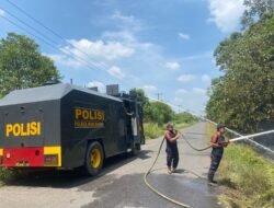 Satuan Samapta Polres Musi Rawas Terjunkan Water Cannon Padamkan Kebakaran Lahan