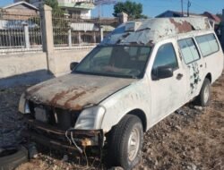 Mobil Operasional Dinas Kesehatan Kabupaten Timor Tengah Selatan Mangkrak Disebuah Bengkel.