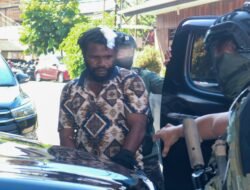 Satgas Ops Damai Cartenz-2024 Kawal Ketat Pimpinan KKB Paniai, Jemmy Magai Yogi, Tiba di Polda Papua