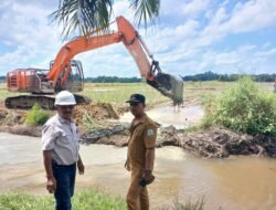 PT. Socfindo Bantu Petani Timbun Tanggul Di Sawah Palas Yang Jebol