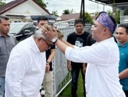 Hamdani Pakaikan Tanjak Kehormatan ke Bustami Hamzah