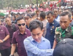 Wakil Presiden Gibran Rakabuming Raka Mengunjungi Warga Terdampak Erupsi Gunung Lewotobi Laki-laki di Posko Pengungsian