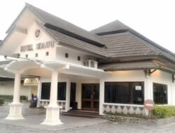 Merasa Proses Pemilu Menjadi Tidak Transparan, Sejumlah Massa Pendukung Salah Satu Paslon Bupati Mimika Geruduk Hotel Serayu.