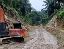 PTPN IV Reg 2 Bah Birung Ulu Peduli Jalan danTebing Yang Longsor DI Nagori Panombean Hutahurung