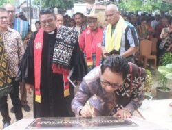 Pj. Bupati Kupang dan Bupati Terpilih Yosef Lede Serta Pdt Samuel Pandie Tanda tangani Prasasti Peresmian Gedung Gereja GMIT Lidamanu Batubao.