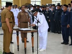 Penjabat Bupati Mengukuhkan Kepala Desa dan Anggota BPD SE Kotawaringin Barat Tahun 2024.