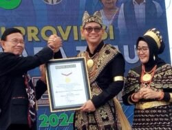 Penjabat (Pj) Gubernur NTT, Andriko Noto Susanto, bersama istri, Santi Ambarwa Menerima Penghargaan Dari Muri.