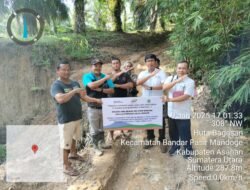 PTPN IV Reg II PKS Pasir Mandoge Beri Bantuan TJSL, Untuk Perbaikan Jalan Longsor Kepada Kelompok Tani Mulia Dusun X Huta Padang.