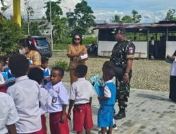 Babinpotdirga Lanud Yku, Motivasi Semangat Belajar Anak-Anak Papua Dengan Membagikan Alat Tulis