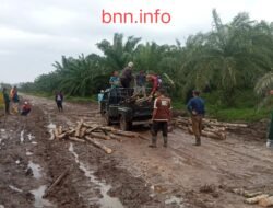 Pemdes Sungai Cingam Kerjakan Perbaikan Jalan Desa Wisata Pantai Ketapang dengan Pendapatan Asli Desa Tahun 2024.