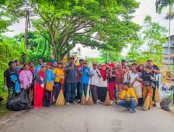 Aparat dan PKK.Kampung Nawaripi Kerja Bakti di Sepanjang Jalan Masuk Kampung