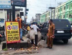 DLH Kabupaten Aceh Tamiang Pasang Plang Himbauan Larangan Membuang Sampah Sembarangan