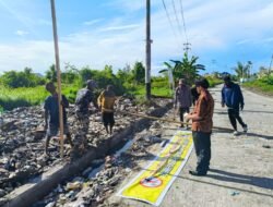 Akhirnya….Kadistrik Wania Turun Tangan Membersihkan Sampah yang Menggunung Sepanjang 50 Meter di Nawaripi.