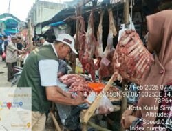 Distanbunnak Aceh Tamiang Cek Kondisi Daging Meugang di Pasar