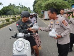 Bulan Penuh Berkah: Kapolres Nabire dan Pengurus Binrohtal Kristen Polres Nabire Beserta Anggota Bagikan Takjil.