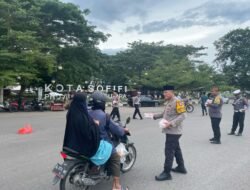 Jelang Berbuka Puasa, Polsek Oba Utara Berbagi Takjil Kepada Pengendara