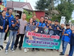 PD IWO Bartim Adakan Giat Membagikan Takjil Kepada Pengguna Jalan Di Depan Kantor Pos Barim