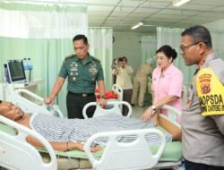 KAPOLDA PAPUA JENGUK KORBAN PENYERANGAN DAN PEMBAKARAN YANG TERJADI DI KABUPATEN YAHUKIMO