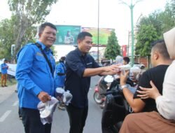 PWI Aceh Tamiang Bersama Bank Aceh Bagikan Ratusan Paket Takjil
