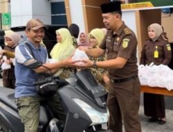 Jelang Berbuka Puasa, Kajari Bireuen Bersemangat Bagikan Ratusan Takjil