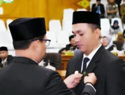 Fadlon SH Sematkan PIN Kepada Syarifuddin Sebagai PAW Anggota DPRK Aceh Tamiang
