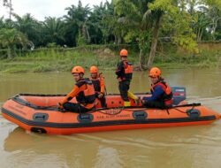 Dalam Kondisi Hamil, Seorang Wanita Lompat Ke Sungai Dari Atas Jembatan Kota Kualasimpang