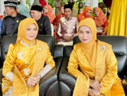Ny. Yuyun Armia dan Linda Ismail Budayakan Busana Khas Tamiang Di Hari Jadi Kabupaten Aceh Ke 23