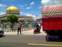 Sholat Jum’at, Sat Lantas Polres Batu Bara Mengatur Arus Lalulintas Saat Masyarakat Selesai Sholat