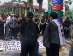 Warga Adat Tempayung Demo di Pengadilan Negeri Palangkaraya, Tuntut Keadilan Bagi Kepala Desa.