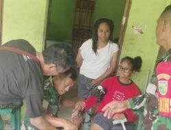 TIM KESEHATAN SATGAS TMMD KODIM 1710/MIMIKA PERIKSA KESEHATAN WARGA