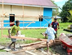 Anak-Anak Antusias Bantu Satgas TMMD Angkat Kayu