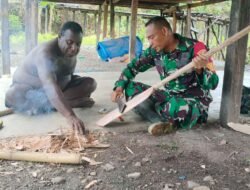 Personel Satgas TMMD Komsos dengan Warga di Lokasi Kegiatan