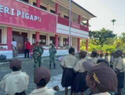 Anak SD Pigapu Antusias Sambut Bantuan Sarana Olahraga dari Satgas TMMD