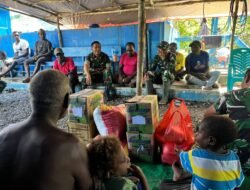 BENTUK KEPEDULIAN, DANSATGAS TMMD 124 KODIM 1710/MIMIKA BERIKAN BANTUAN DI ACARA ADAT 7 HARI SALAH SATU WARGA YANG SEDANG BERDUKA