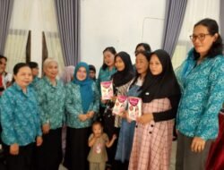 TP PKK Kabupaten Barito Timur Memberikan Makanan Tambahan (PMT) Kepada Balita dan Ibu Hamil di Desa Telang.