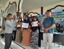Pj. Keuchik Desa Paya Meuneng Bireuen Salurkan Dana BLT Pada Warga Miskin Ekstrem