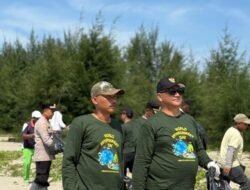 Bupati Armia Bersih-bersih Sampah Plastik di Pantai Pulau Rukui
