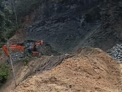 Dumtruk Milik CV. Kezia Jaya Di Desa Lumban Ruhap Kabupaten Toba Sebabkan Akses Jalan Masyarakat Rusak Parah.