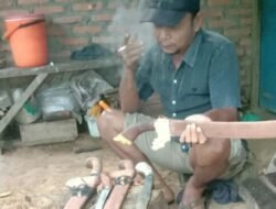 Abdul Rahman Pria Pengrajin Seni Ukir Tempahan Gagang dan Sarung Parang